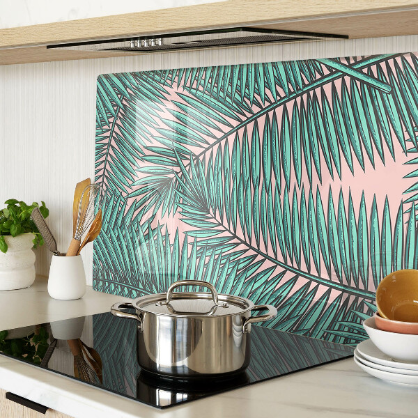 Glas Schneidebrett mit Palmenblättern auf rosa Hintergrund