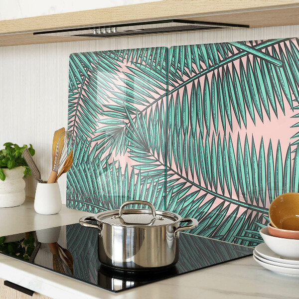 Glas Schneidebrett mit Palmenblättern auf rosa Hintergrund