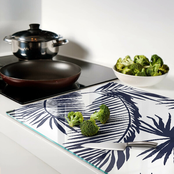 Glas Schneidebrett mit Palmenblättern auf weißem Hintergrund