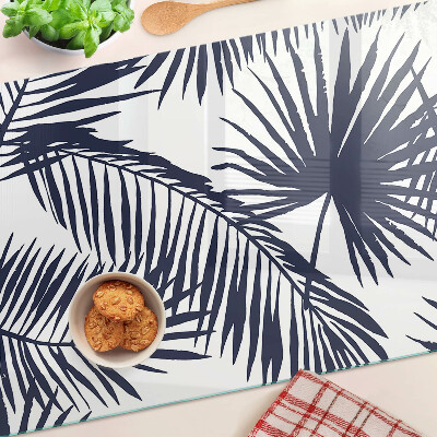 Glas Schneidebrett mit Palmenblättern auf weißem Hintergrund