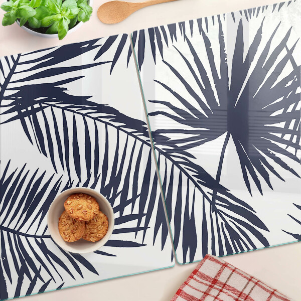 Glas Schneidebrett mit Palmenblättern auf weißem Hintergrund