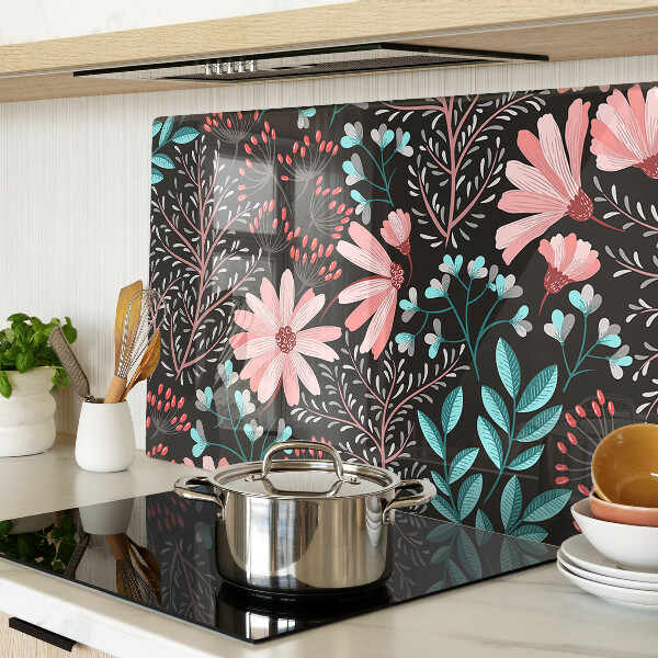 Schneidebrett mit Blumenmuster auf dunklem Hintergrund