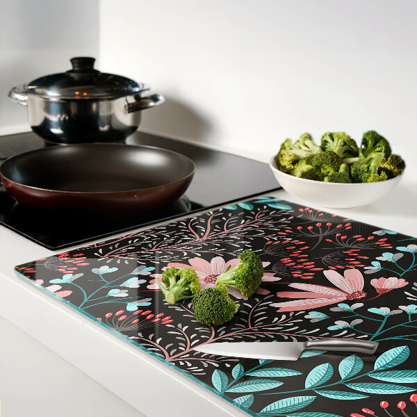 Schneidebrett mit Blumenmuster auf dunklem Hintergrund