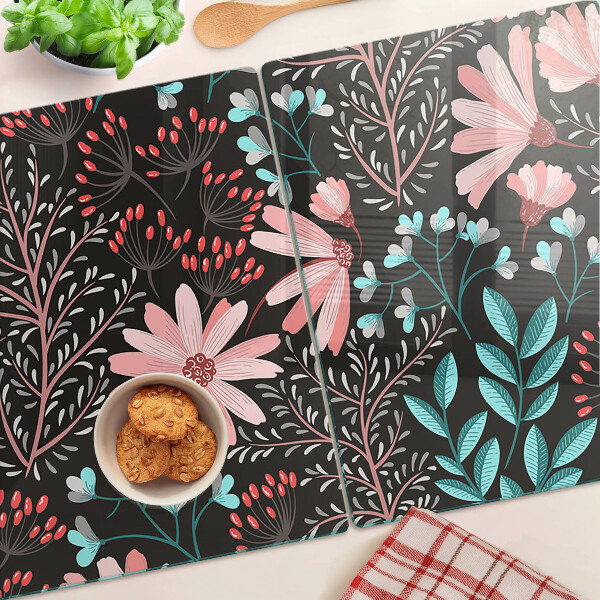 Schneidebrett mit Blumenmuster auf dunklem Hintergrund