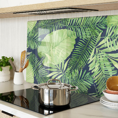 Glas schneidebrett mit tropischen Blättern auf dunklem Hintergrund