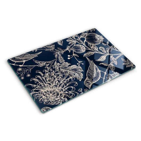 Schneidebrett mit Blumen- und Vogelmotiv auf dunklem Hintergrund