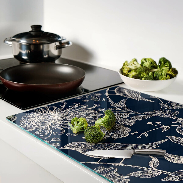 Schneidebrett Blumen und Vögel auf dunklem Hintergrund