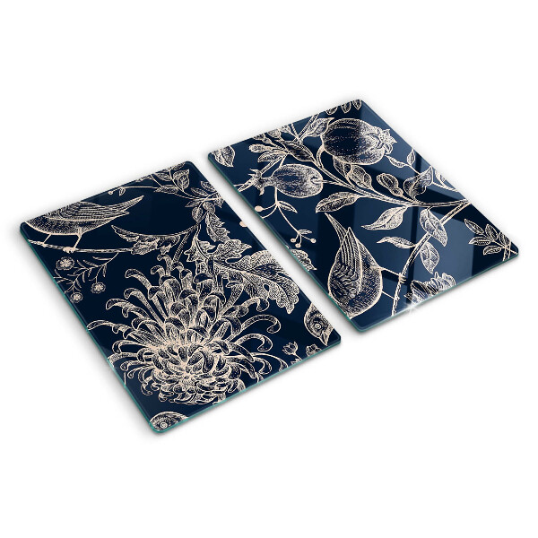 Schneidebrett Blumen und Vögel auf dunklem Hintergrund