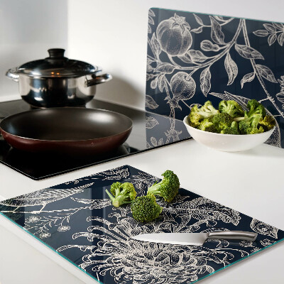 Schneidebrett Blumen und Vögel auf dunklem Hintergrund