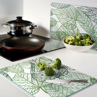 Glas-Schneidebrett mit Blättern in verschiedenen Grüntönen