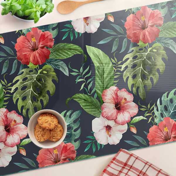 Glas-Schneidebrett mit tropischen Blumen und Blättern