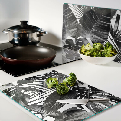 Glas-Schneidebrett mit tropischen Blättern in Schwarzweiß