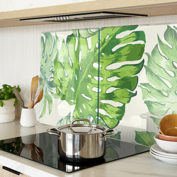 Schneidebrett Monstera-Blätter auf hellem Hintergrund