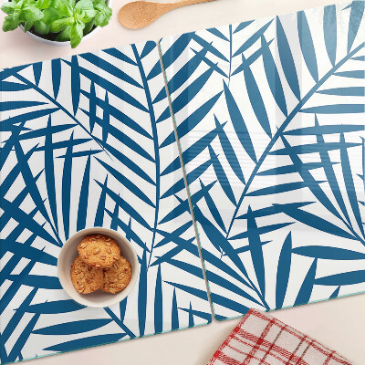 Schneidebrett mit Palmenblättern in Blautönen