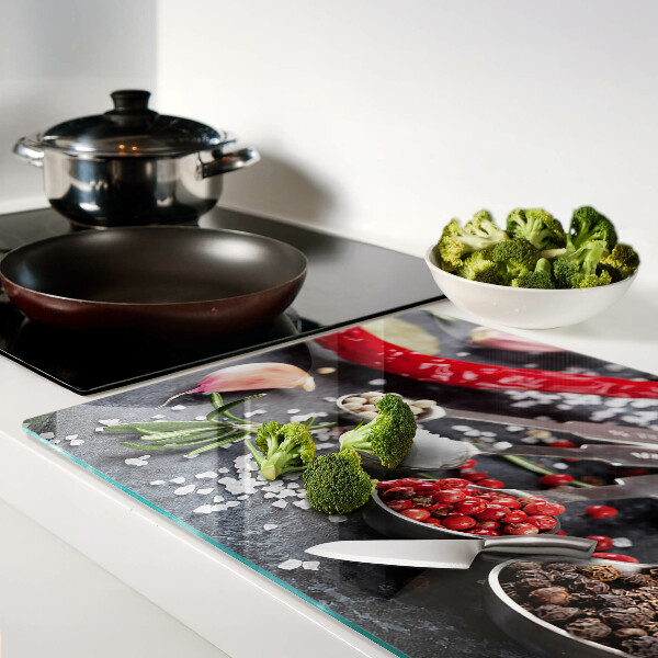 Schneidebrett mit Aufdruck von Gewürzen und Kräutern