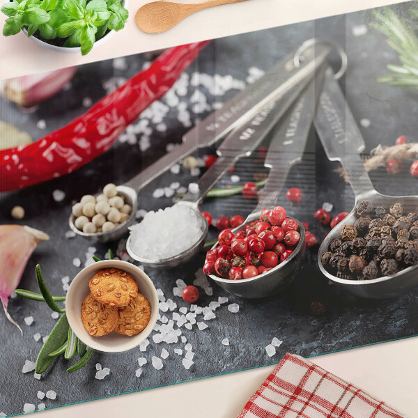 Schneidebrett mit Aufdruck von Gewürzen und Kräutern