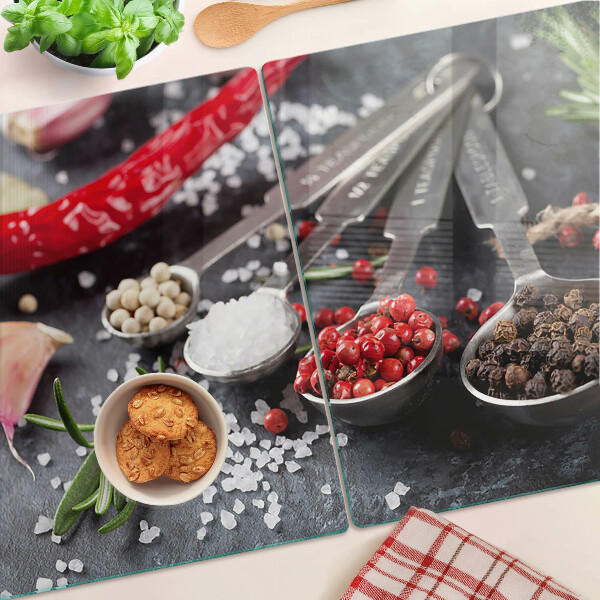 Schneidebrett mit Aufdruck von Gewürzen und Kräutern