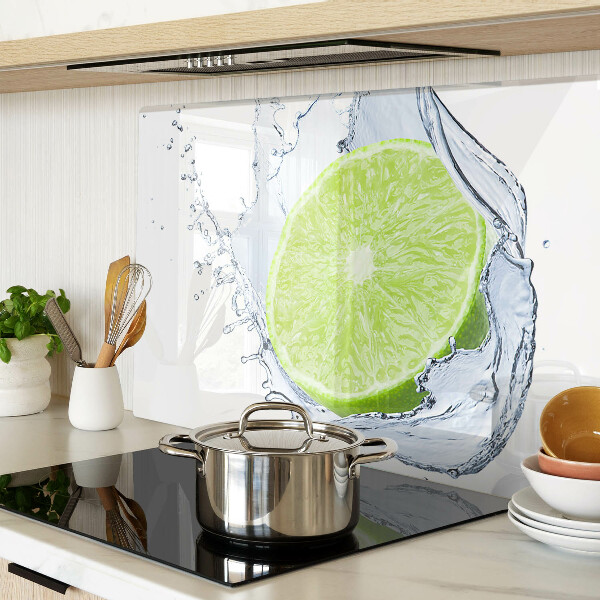 Glas schneidebrett Zitrone im Wasser