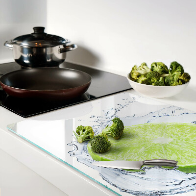 Glas schneidebrett Zitrone im Wasser