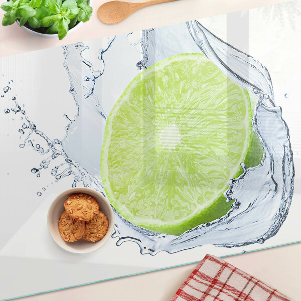 Glas schneidebrett Zitrone im Wasser