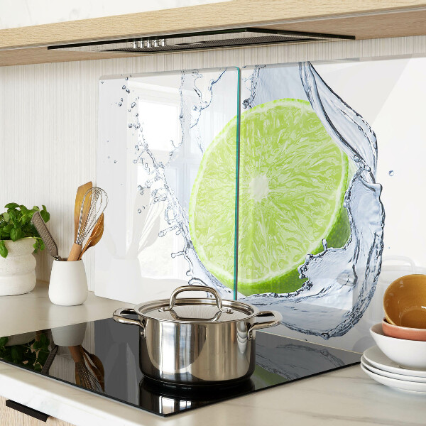 Glas schneidebrett Zitrone im Wasser