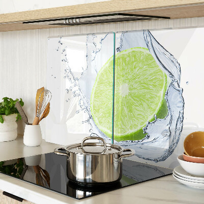 Glas schneidebrett Zitrone im Wasser