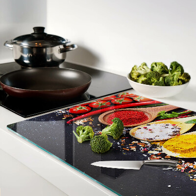 Schneidebrett mit Motiv aus Gewürzen und Kräutern