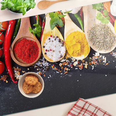 Schneidebrett mit Motiv aus Gewürzen und Kräutern