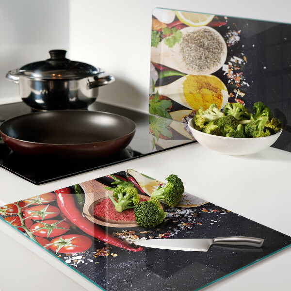 Schneidebrett Gewürze und Kräuter