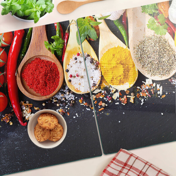 Schneidebrett mit Motiv aus Gewürzen und Kräutern