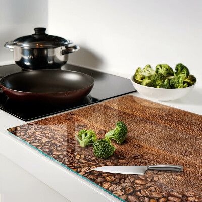 Glas schneidebrett Kaffeebohnen auf Holzgrund