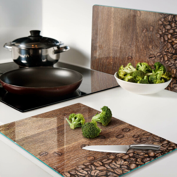 Glas schneidebrett Kaffeebohnen auf Holzgrund