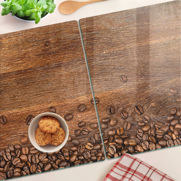 Glas schneidebrett Kaffeebohnen auf Holzgrund