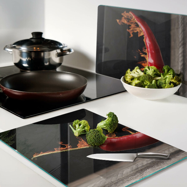 Schneidebrett Feuer und Chilischote