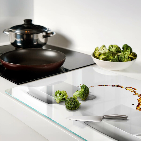 Schneidebrett Kaffee in Tassen