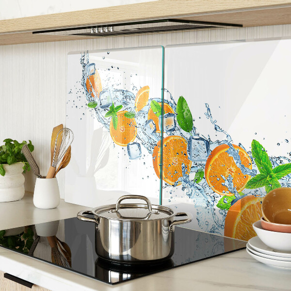 Schneidebrett glas Zitrusfrüchte in Wasser