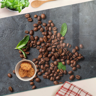 Glas schneidebrett Kaffeebohnen auf steinernem Hintergrund