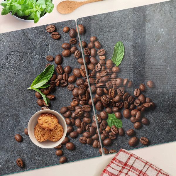 Glas schneidebrett Kaffeebohnen auf steinernem Hintergrund