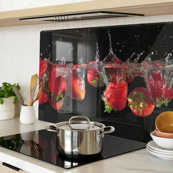 Schneidebrett Erdbeeren in Wasser