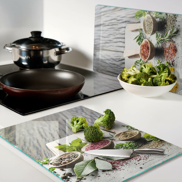 Glas schneidebrett Gewürze und Kräuter