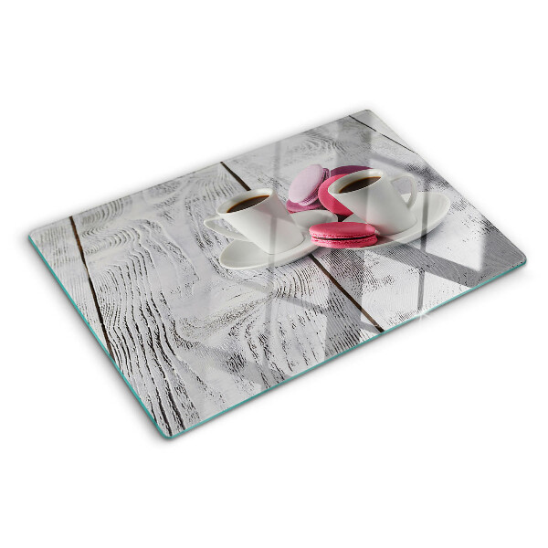 Schneidebrett Kaffee und Macarons auf Holzgrund