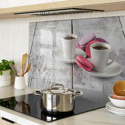 Schneidebrett Kaffee und Macarons auf Holzgrund