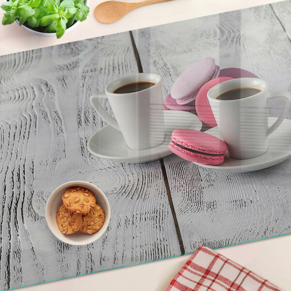 Schneidebrett mit Motiv Kaffee und Macarons auf Holzgrund