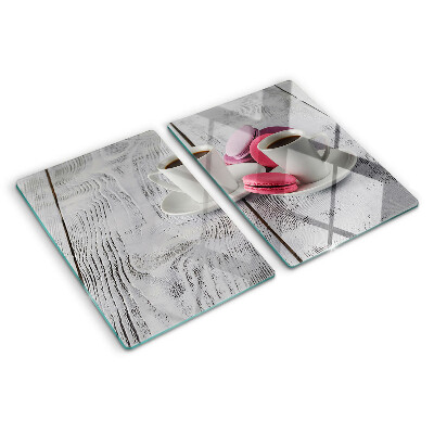 Schneidebrett Kaffee und Macarons auf Holzgrund