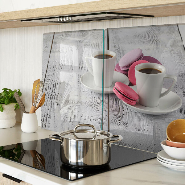 Schneidebrett Kaffee und Macarons auf Holzgrund