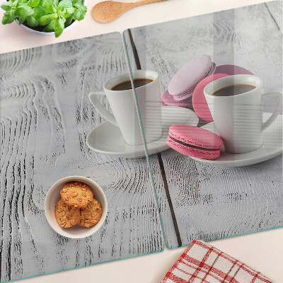 Schneidebrett mit Motiv Kaffee und Macarons auf Holzgrund