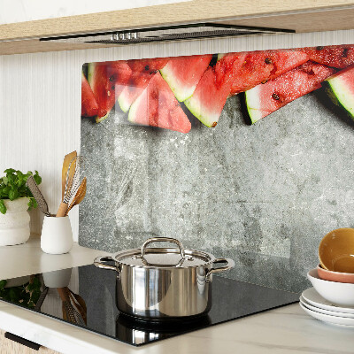 Schneidebrett Wassermelonenscheiben auf grauem Hintergrund