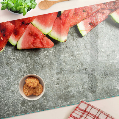 Schneidebrett Wassermelonenscheiben auf grauem Hintergrund