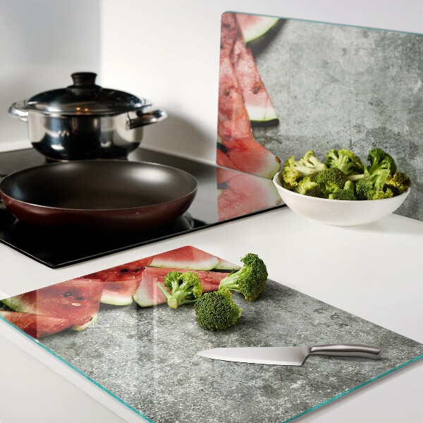 Schneidebrett mit Motiv von Wassermelonenscheiben auf grauem Hintergrund