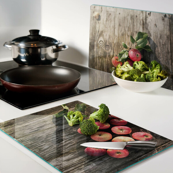 Glas schneidebrett Äpfel auf Holzgrund